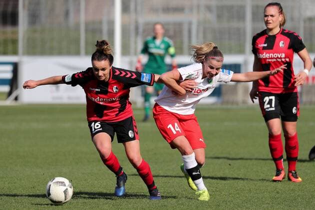 v.li.: Lina Maria Magull (Freiburg, 16), Jackie Groenen (Frankfurt, 14), Zweikampf, Duell, duel, tackle, tackling, Dynamik, Action, Aktion, Fussball, DFB-Pokal der Frauen, Viertelfinale, SC Freiburg - 1. FFC Frankfurt, xozx