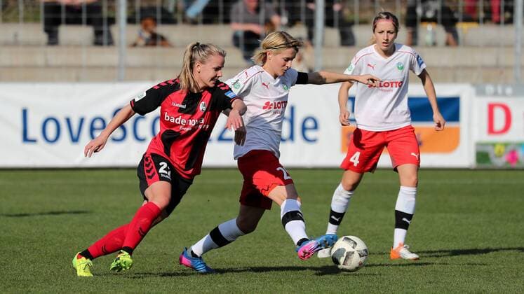 v.li.: Lena Petermann (Freiburg, 22), Saskia Bartusiak (Frankfurt, 25), Zweikampf, Duell, duel, tackle, tackling, Dynamik, Action, Aktion, Fussball, DFB-Pokal der Frauen, Viertelfinale, SC Freiburg - 1. FFC Frankfurt, xozx