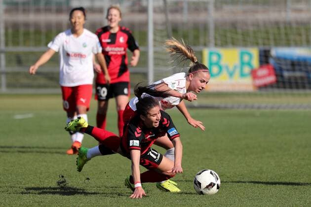 v.li.: Hasret Kayikci (Freiburg, 11), Jackie Groenen (Frankfurt, 14), Zweikampf, Duell, duel, tackle, tackling, Dynamik, Action, Aktion, Fussball, DFB-Pokal der Frauen, Viertelfinale, SC Freiburg - 1. FFC Frankfurt, xozx