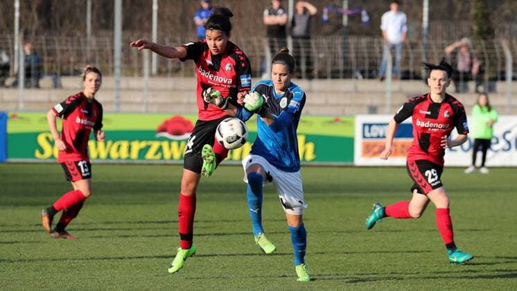 v.li.: Cinzia Zehnder (Freiburg, 14) gegen die herausgeeilte Desiree Schumann (Torwart, Frankfurt, 1), Zweikampf, Duell, duel, tackle, tackling, Dynamik, Action, Aktion, im Mittelfeld, Fussball, DFB-Pokal der Frauen, Viertelfinale, SC Freiburg - 1. FFC Frankfurt, xozx