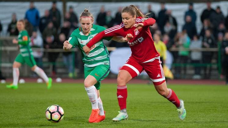 Bilder des Tages - SPORT v.li.: Cindy König (Konig, Koenig, SV Werder Bremen, 11) im Zweikampf mit Silvana Chojnowski (SC Sand, 6), Fussball, DFB-Pokal der Frauen, SV Werder Bremen - SC Sand, xobx