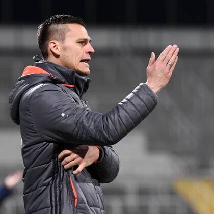 Trainer Thomas Wörle (Coach Thomas Woerle, FC Bayern München, FCB) gibt Anweisungen, gestikuliert, mit den Armen gestikulieren, gives instructions, gesticulate Einzelbild, Aktion, Action Porträt, Portrait, Fussball, DFB-Pokal der Frauen, Viertelfinale, FC Bayern München - VfL Wolfsburg, xslx
