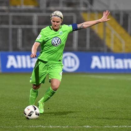Nilla Fischer (Wolfsburg, 4) Freisteller, Einzelbild, Aktion, Action, Fussball, DFB-Pokal der Frauen, Viertelfinale, FC Bayern München - VfL Wolfsburg, xslx