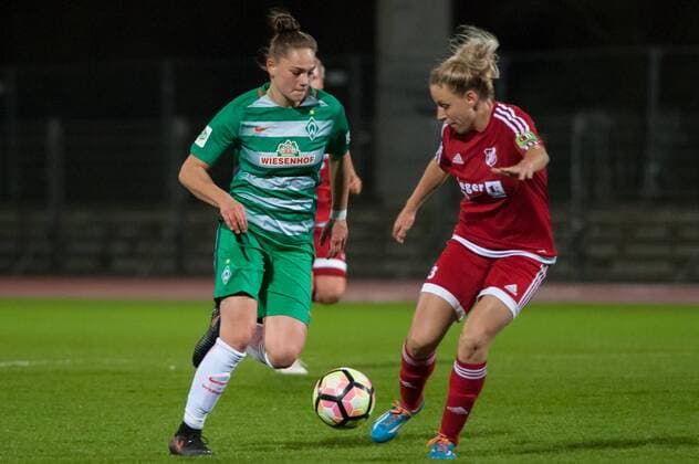 v.li.: Giovanna Hoffmann (SV Werder Bremen, 17) im Zweikampf mit Cecilie Sandvej (SC Sand, 3), Fussball, DFB-Pokal der Frauen, SV Werder Bremen - SC Sand, xobx