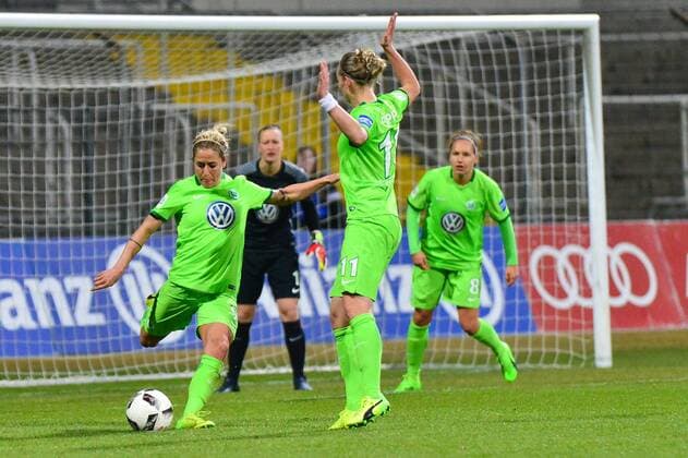 Anna Blässe (VfL Wolfsburg) klärt, Alexandra Popp (VfL Wolfsburg) zieht zurück München, , 15.03.2017, Fussball, DFB-Pokal der Frauen, FC Bayern München - VfL Wolfsburg, xKLx