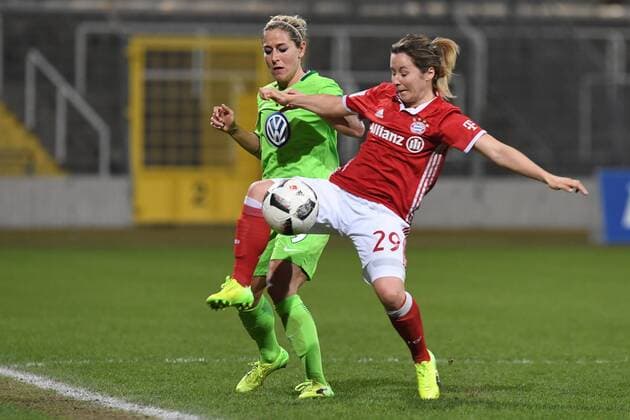 v.li.: Anna Blässe (Blaesse, Wolfsburg, 9) Nicole Rolser (FC Bayern München, FCB, 29) im Zweikampf, Duell, duel, tackle, Dynamik, Action, Aktion, Fussball, DFB-Pokal der Frauen, Viertelfinale, FC Bayern München - VfL Wolfsburg, xslx