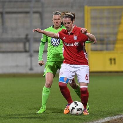 v.li.: Lara Diekenmann (Wolfsburg, 21) Katharina Baunach (FC Bayern München, FCB, 6) im Zweikampf, Duell, duel, tackle, Dynamik, Action, Aktion, Fussball, DFB-Pokal der Frauen, Viertelfinale, FC Bayern München - VfL Wolfsburg, xslx