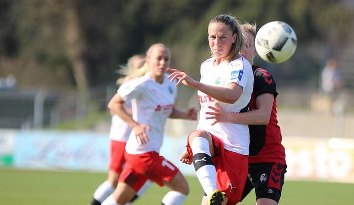 15.03.2016 xcex Deutschland, Freiburg, Frankfurt, Fussball, Frauenfussball DFB Pokal Saison 2016 2017, Viertelfinale SC Freiburg gegen 1. FFC Frankfurt Ana-Maria Crnogorcevic (Frankfurt) vor Kim Fellhauer (Freiburg) am Ball
