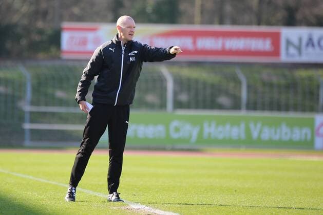 15.03.2016 xcex Deutschland, Freiburg, Frankfurt, Fussball, Frauenfussball DFB Pokal Saison 2016 2017, Viertelfinale SC Freiburg gegen 1. FFC Frankfurt Trainer Matt Ross (Frankfurt) an der Seitenlinie
