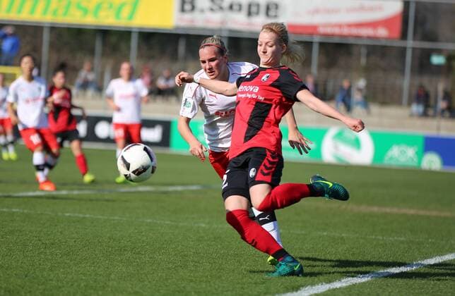 15.03.2016 xcex Deutschland, Freiburg, Frankfurt, Fussball, Frauenfussball DFB Pokal Saison 2016 2017, Viertelfinale SC Freiburg gegen 1. FFC Frankfurt Kim Fellhauer (Freiburg) ist vor Laura Störzel (Frankfurt) am Ball