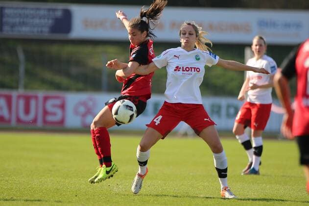 15.03.2016 xcex Deutschland, Freiburg, Frankfurt, Fussball, Frauenfussball DFB Pokal Saison 2016 2017, Viertelfinale SC Freiburg gegen 1. FFC Frankfurt Hasret Kayikci (Freiburg) gegen Kathrin Hendrich (Frankfurt)