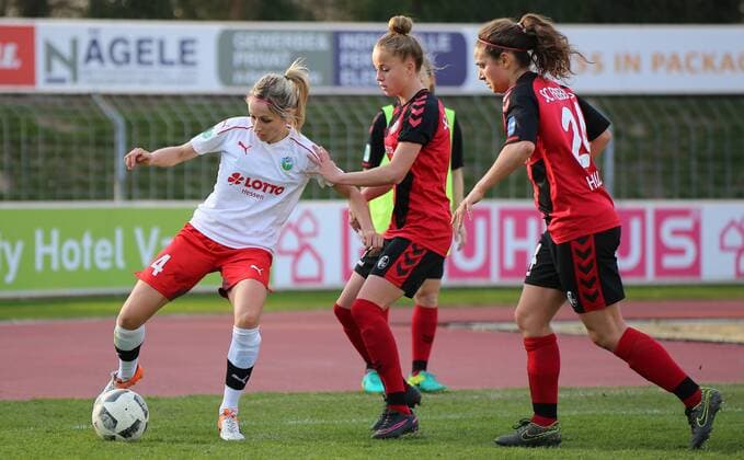 15.03.2016 xcex Deutschland, Freiburg, Frankfurt, Fussball, Frauenfussball DFB Pokal Saison 2016 2017, Viertelfinale SC Freiburg gegen 1. FFC Frankfurt Kathrin Hendrich (Frankfurt) gegen Julia Gwinn und Anja Hegenauer (beide Freiburg)