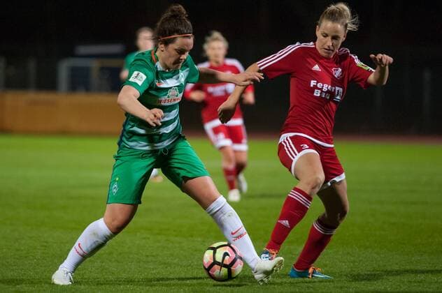 v.li.: Stephanie Goddard (SV Werder Bremen, 23) im Zweikampf mit Cecilie Sandvej (SC Sand, 3), Fussball, DFB-Pokal der Frauen, SV Werder Bremen - SC Sand, xobx