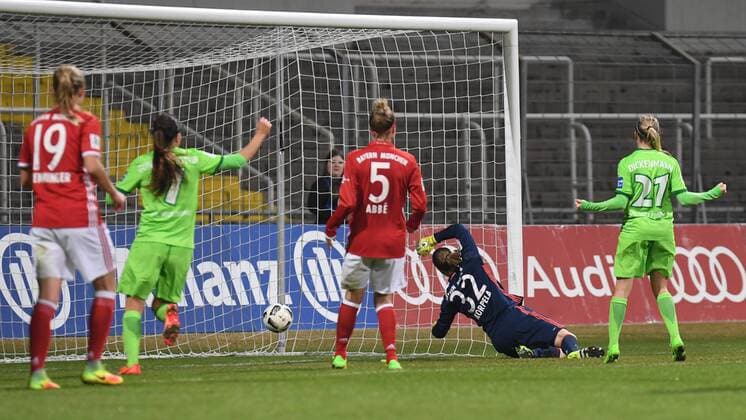 v.li.: Carina Wenninger (FC Bayern München, FCB, 19) und Caroline Abbe (FC Bayern München, FCB, 5) enttäuscht schauend, Enttäuschung, Frustration, disappointed, pessimistisch, Sara Björk Gunnarsdottir (Wolfsburg, 7) Lara Diekenmann (Wolfsburg, 21) mit Torjubhel, Jubel, Torjubel, Torerfolg, celebrate the goal, goal, celebration, Jubel ueber das Tor zum 0:1 durch Tessa Wullaert (Wolfsburg, 10) (nicht im Bild, not pictured) , optimistisch, Action, Aktion, Fussball, DFB-Pokal der Frauen, Viertelfinale, FC Bayern München - VfL Wolfsburg, xslx