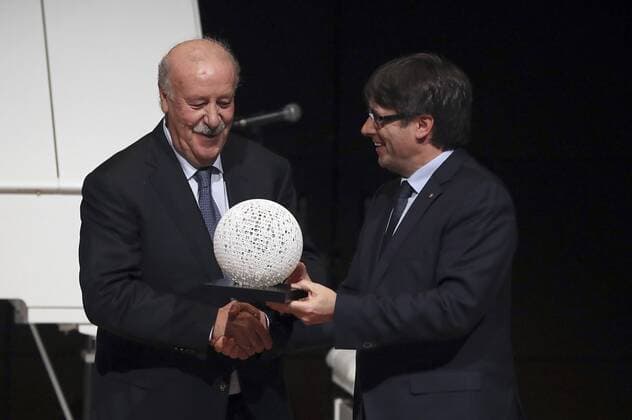 Catalonia s President Carles Puigdemont gives soccer coach Vicente del Bosque the Blanquerna Award, granted by the Generalitat, during its 19th gala at the Reina Sofia Museum in Madrid, Spain, 15 March 2017. 19TH BLANQUERNA AWARD !ACHTUNG: NUR REDAKTIONELLE NUTZUNG!  Copyright: xBallesterosx MAD001 20170315-636252080312132483