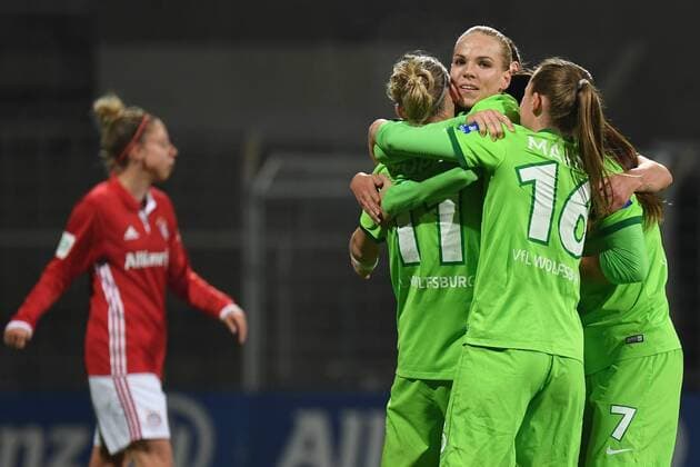 Themen der Woche - SPORT v.li.: Caroline Abbe (FC Bayern München, FCB, 5) enttäuscht schauend, Enttäuschung, Frustration, disappointed, pessimistisch, Alexandra Popp (Wolfsburg, 11) Isabel Kerschowski (Wolfsburg, 27) Noelle Maritz (Wolfsburg, 16) Sara Björk Gunnarsdottir (Wolfsburg, 7) mit Torjubel, Jubel, Torjubel, Torerfolg, celebrate the goal, goal, celebration, Jubel ueber das Eigentor zum 0:2 durch Gina Lewandowski (FC Bayern München, FCB, 2) , optimistisch, Action, Aktion,, Fussball, DFB-Pokal der Frauen, Viertelfinale, FC Bayern München - VfL Wolfsburg, xslx