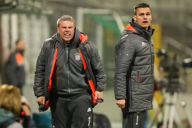 Muenchen, Germany, 15.03.2017, DFB-Pokal Viertelfinale, Frauen, FC Bayern Muenchen - VfL Wolfsburg, Co-Trainer Roman Langer (FCB) gestikuliert Cheftrainer Thomas Woerle (FCB) guckt ( DeFodi507