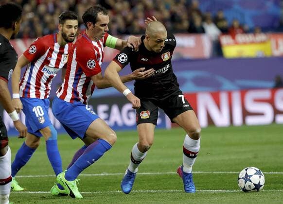 Atletico de Madrid s Uruguayan defender Diego Godin (C) vies for the ball with Leverkusen s Mexican striker Javier Chicharito Hernandez during the UEFA Champions League round of 16 second leg match between Atletico de Madrid and Leverkusen that both teams played at Vicente Calderon stadium in Madrid, Spain, 15 March 2017. ATLATICO DE MADRID VS. LEVERKUSEN !ACHTUNG: NUR REDAKTIONELLE NUTZUNG!  Copyright: xJuanJoxMartinx MAD003 20170315-636252108882143932