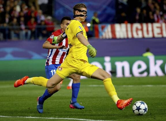 Atletico de Madrid s Argentinian striker Angel Correa (L) vies for the ball with Leverkusen s goalkeeper Bernd Leno during the UEFA Champions League round of 16 second leg match between Atletico de Madrid and Leverkusen that both teams played at Vicente Calderon stadium in Madrid, Spain, 15 March 2017. ATLATICO DE MADRID VS. LEVERKUSEN !ACHTUNG: NUR REDAKTIONELLE NUTZUNG!  Copyright: xKikoxHuescax MAD003 20170315-636252130345637419
