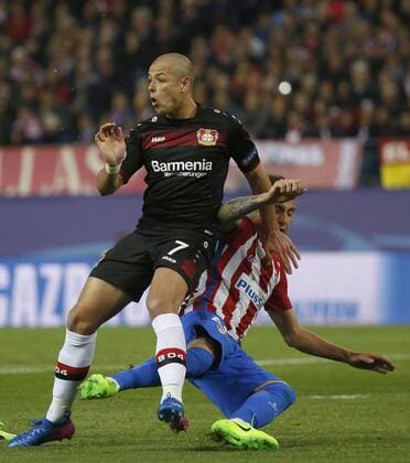 Atletico de Madrid s Uruguayan defender Jose Maria Gimenez (R) vies for the ball with Leverkusen s Mexican striker Javier Hernandez Chicharito during the UEFA Champions League round of 16 second leg match between Atletico de Madrid and Leverkusen that both teams played at Vicente Calderon stadium in Madrid, Spain, 15 March 2017. ATLATICO DE MADRID VS. LEVERKUSEN !ACHTUNG: NUR REDAKTIONELLE NUTZUNG!  Copyright: xKikoxHuescax MAD003 20170315-636252135261992373