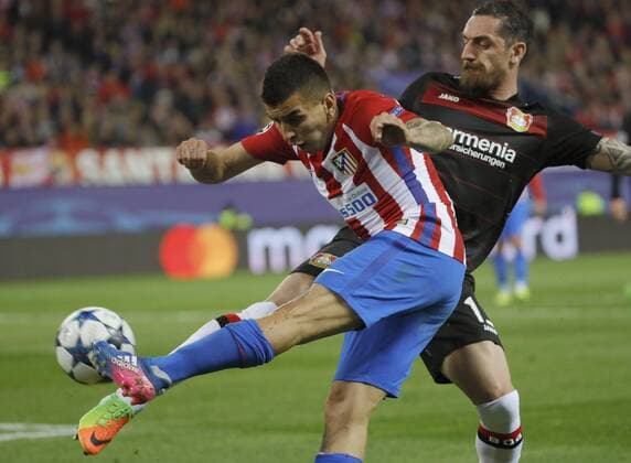 Atletico de Madrid s Argetninian striker Angel Correa (L) vies for the ball with Leverkusen s defender Roberto Hilbert during the UEFA Champions League round of 16 second leg match between Atletico de Madrid and Leverkusen that both teams played at Vicente Calderon stadium in Madrid, Spain, 15 March 2017. ATLATICO DE MADRID VS. LEVERKUSEN !ACHTUNG: NUR REDAKTIONELLE NUTZUNG!  Copyright: xJuanJoxMartinx MAD003 20170315-636252138739505129
