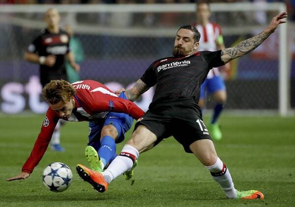 Atletico de Madrid s French striker Antoine Griezmann (L) vies for the ball with Leverkusen s defender Roberto Hilbert during the UEFA Champions League round of 16 second leg match between Atletico de Madrid and Leverkusen that both teams played at Vicente Calderon stadium in Madrid, Spain, 15 March 2017. ATLATICO DE MADRID VS. LEVERKUSEN !ACHTUNG: NUR REDAKTIONELLE NUTZUNG!  Copyright: xJuanJoxMartinx MAD003 20170315-636252142202033305