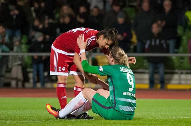 Themen der Woche - SPORT v.li.: Jovana Damnjanovic (SC Sand, 14) und Katharina Schiechtl (SV Werder Bremen, 9) klatschen sich nach dem Spiel ab, Fussball, DFB-Pokal der Frauen, SV Werder Bremen - SC Sand, xobx