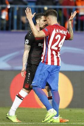 Fußball, CL, Atletico Madrid - Bayer Leverkusen Atletico de Madrid s Jose Maria Gimenez (r) and Bayer 04 Leverkusen s Roberto Hilbert have words during Champions League 2016 2017 Round of 16 2nd leg match. March 15,2017.  (2017031524)