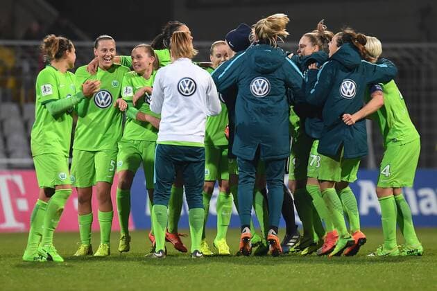 Schlussjubel der Wolfsburger Spielerinnen nach Abpfiff, Freude, freundlich, fröhlich, strahlend, optimistisch,, Fussball, DFB-Pokal der Frauen, Viertelfinale, FC Bayern München - VfL Wolfsburg, xslx