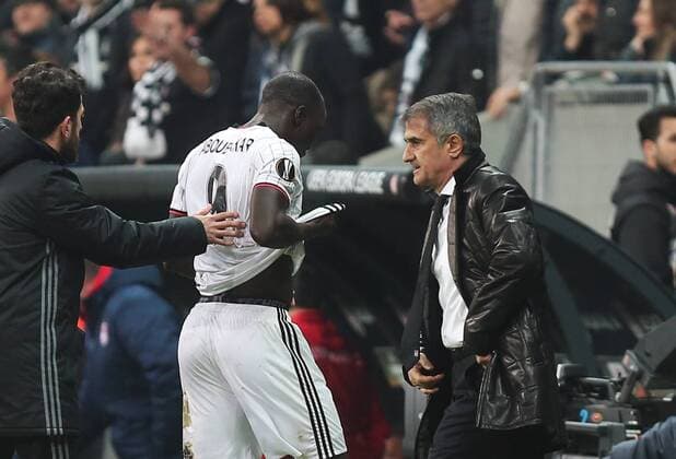 Refrree shows red card to Besiktas s Vincent Aboubakar during a Europa League round of 16 second leg soccer match at Vodafone Arena stadium in Istanbul, Thursday, March 16, 2017.(Tolga Adanali - Depo Photos)  15650143