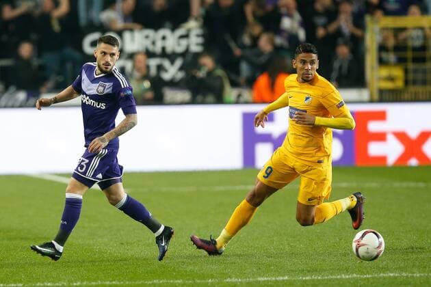 Anderlecht s Nicolae-Claudiu Stanciu and Apoel s Igor de Camargo fight for the ball during a return 1 8 final game of the Europa League competition between Belgian soccer team RSC Anderlecht and Cyprus team Apoel Nicosie in Anderlecht, Thursday 16 March 2017. First leg in Nicosie ended on a 0-1 result. BRUNOxFAHY  x05065960x
