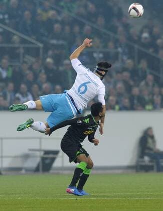 Fussball, UEFA Europa League, Herren, Saison 2016 2017, Achtelfinale Rückspiel, Borussia Park: Bor. Mönchengladbach, BMG (schwarz) - FC Schalke 04, S04 (weiss); Sead Kolasinac (S04), Raffael (Gladbach), Aktion.