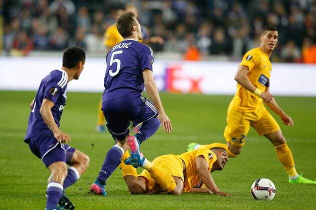 Anderlecht s Uros Spajic and Apoel s Lorenzo Ebecilio fight for the ball during a return 1 8 final game of the Europa League competition between Belgian soccer team RSC Anderlecht and Cyprus team Apoel Nicosie in Anderlecht, Thursday 16 March 2017. First leg in Nicosie ended on a 0-1 result. BRUNOxFAHY  x05065974x