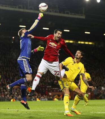 Fußball, EL, Manchester United - FK Rostow Nikita Medvedev of FC Rostov punches the ball clear before clattering intoo Henrikh Mkhitaryan of Manchester United ManU during the UEFA Europa League Round of 16 2nd leg match at Old Trafford Stadium, Manchester. Picture date: March 16th, 2017. Pic credit should read: Matt McNulty Sportimage EDITORIAL USE ONLY. No use with unauthorised audio, video, data, fixture lists, club league logos or live services. Online in-match use limited to 120 images, no video emulation. No use in betting, games or single club league player publications.