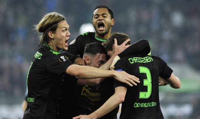 Fussball, UEFA Europa League, Herren, Saison 2016 2017, Achtelfinale Rückspiel, Borussia Park: Bor. Mönchengladbach, BMG (schwarz) - FC Schalke 04, S04 (weiss); Jubel Andreas Christensen (Gladbach) nach seinem Tor zum 1:0, zusammen mit Raffael (Gladbach), Josep Drmic (Gladbach), Jannik Vestergaard (Gladbach). Jubel, Freude, Aktion.