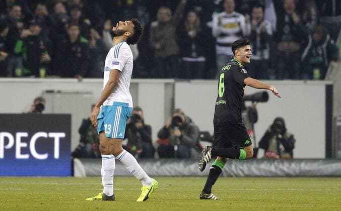 Mönchengladbach, Borussiapark, 16.03.17: Mahmoud Dahoud (Bor. Moenchengladbach) (R) schiesst das 2:0 Tor und jubelt, Eric Maxim Choupo-Moting (FC Schalke 04) ist bedient, enttäuscht im Achtelfinale der Europa League zwischen Borussia Mönchengladbach vs. FC Schalke 04 in der Saison 2016 2017.