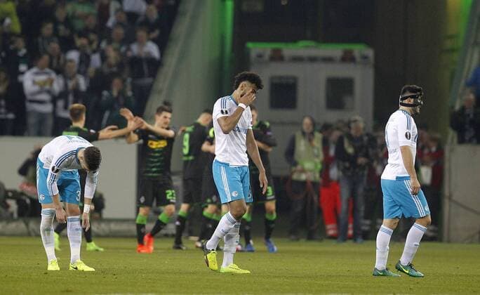 Mönchengladbach, Borussiapark, 16.03.17: Eric Maxim Choupo-Moting (FC Schalke 04) (M) enttäuscht nach dem 0:2 Tor, Gladbach jubelt im Hintergrund im Achtelfinale der Europa League zwischen Borussia Mönchengladbach vs. FC Schalke 04 in der Saison 2016 2017.