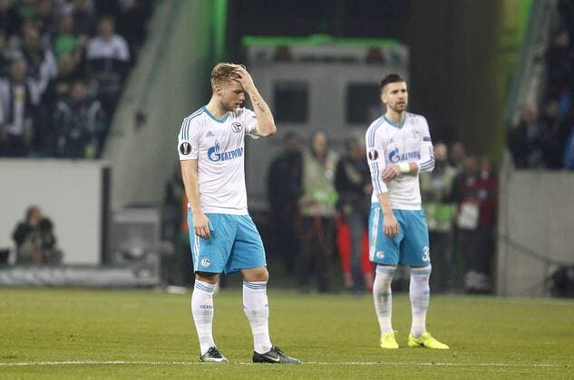 Mönchengladbach, Borussiapark, 16.03.17: Johannes Geis (FC Schalke 04) (L) enttäuscht nach dem 0:2 Tor im Achtelfinale der Europa League zwischen Borussia Mönchengladbach vs. FC Schalke 04 in der Saison 2016 2017.