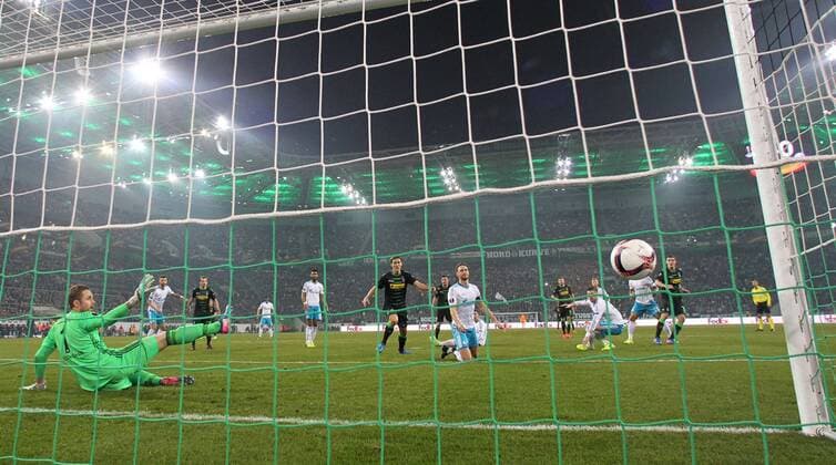16.03.2017, Fussball, UEFA Europa League, Saison 2016 2017, Achtelfinale, Borussia Moenchengladbach - FC Schalke 04, v. l. Ralf FAEHRMANN (FC Schalke 04) springt in die falsche Richtung nachdem der Ball unhaltbar von Benedikt HOEWEDES (FC Schalke 04) zum 1 zu 0 abgefälscht wurde
