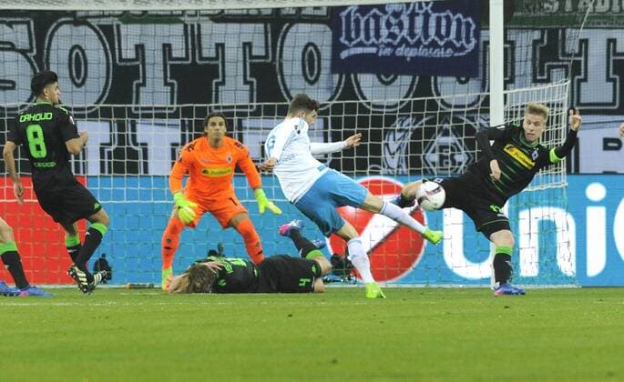 Fussball, UEFA Europa League, Herren, Saison 2016 2017, Achtelfinale Rückspiel, Borussia Park: Bor. Mönchengladbach, BMG (schwarz) - FC Schalke 04, S04 (weiss); Torschuss Leon Goretzka (S04) gegen Oscar Wendt (Gladbach), Yann Sommer (Gladbach), Aktion.