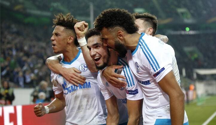 Mönchengladbach, Borussiapark, 16.03.17: Nabil Bentaleb (FC Schalke 04) (M) schiesst das 2:2 Tor per Elfmeter und jubelt mit Eric Maxim Choupo-Moting (FC Schalke 04) (R ) und Thilo Kehrer (FC Schalke 04) (L) im Achtelfinale der Europa League zwischen Borussia Mönchengladbach vs. FC Schalke 04 in der Saison 2016 2017.
