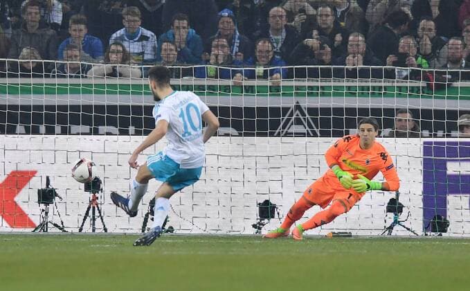 16.03.2017, Fussball, UEFA Europa League, Saison 2016 2017, Achtelfinale, Borussia Moenchengladbach - FC Schalke 04, Nabil Bentaleb (Schalke 04) verwandelt gegen Torwart Yann Sommer (Borussia Moenchengladbach) den Elfmeter zum 2:2