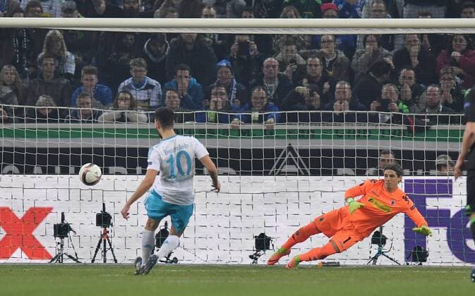 16.03.2017, Fussball, UEFA Europa League, Saison 2016 2017, Achtelfinale, Borussia Moenchengladbach - FC Schalke 04, Nabil Bentaleb (Schalke 04) verwandelt gegen Torwart Yann Sommer (Borussia Moenchengladbach) den Elfmeter zum 2:2