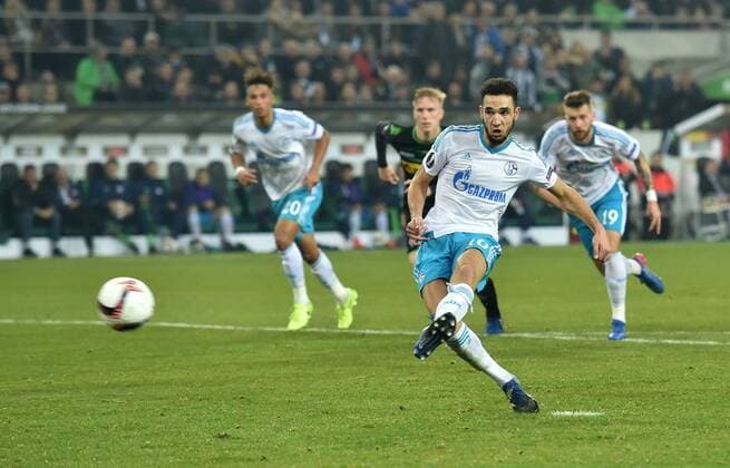 16.03.2017, Fussball, UEFA Europa League, Saison 2016 2017, Achtelfinale, Borussia Moenchengladbach - FC Schalke 04, Nabil BENTALEB (FC Schalke 04) erzielt das Tor zum 2 zu 2 per Elfmeter