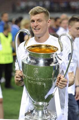Kracher-Los für den FC Bayern. Der Rekordmeister trifft im Champions-League-Viertelfinale auf Titelverteidiger Real Madrid..Archivfoto:: Toni KROOS (Real Madrid) mit dem Pokal,Cup,Trophaee, Jubel,Freude,Begeisterung,Siegerehrung, Fussball Champions League Finale 2016 Real Madrid-Atletico Madrid 5-3 i.E. Saison2015 16, am 28.05.2016,Stadio San Siro Mailand. Â