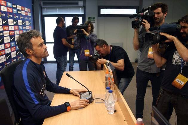 FC Barcelona Barca s head coach, Luis Enrique Martinez (L), addresses a press conference PK Pressekonferenz after he led a team s training session in a complex in Sant Joan Despi, in Barcelona, northeastern Spain, 18 March 2017. The team prepares its upcoming Primera Division league game against Valencia CF at Barcelona s Camp Nou stadium on 19 March. FC Barcelona presser !ACHTUNG: NUR REDAKTIONELLE NUTZUNG!  Copyright: xTonixAlbirx 20170318-636254430743770143