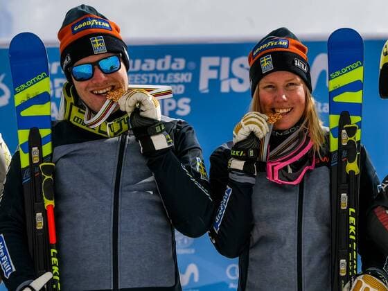 Bilder des Tages - SPORT FREESTYLE SKIING - FIS WC 2017 SIERRA NEVADA,SPAIN,18.MAR.17 - FREESTYLE SKIING - FIS Freestyle Ski and Snowboard World Championships, Ski Cross, ladies men, award ceremony. Image shows the two winners Victor Oehling Norberg and Sandra Naeslund (SWE). Keywords: medal. GEPAxpictures xOliverxLerch