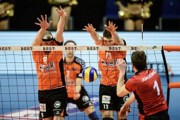 Volleyball, Herren, Saison 2016 17, 1. Bundesliga, Playoff, Viertelfinale, 1. Spiel, BR Volleys - TV Ingersoll Bühl, Felix Fischer (Nr. 6, Berlin Recycling Volleys), Ruben Schott (Nr. 13, Berlin Recycling Volleys), Slawomir Jungiewicz (Nr. 1, TV Ingersoll Bühl), 18.03.17,