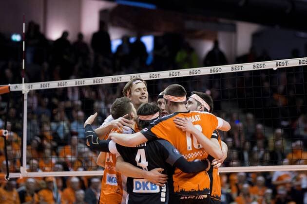Berlin, Deutschland, 18.03.2017: Volleyball Bundesliga Playoffs Viertelfinale Saison 2016 2017 - Berlin Recycling Volleys - TV Buehl. Jubel v.li. Aleksandar Okolic (BR Volleys 1), Robert Kromm (BR Volleys 3), Luke Perry (BR Volleys 4), Felix Fischer (BR Volleys 6), Wouter ter Maat (BR Volleys 16), Tsimafei Zhukouski (BR Volleys 11)