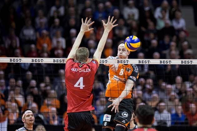 Berlin, Deutschland, 18.03.2017: Volleyball Bundesliga Playoffs Viertelfinale Saison 2016 2017 - Berlin Recycling Volleys - TV Buehl. Graham Vigrass (BR Volleys 8) gegen den Block aus Noah Baxpöhler Baxpoehler (Buehl 4)